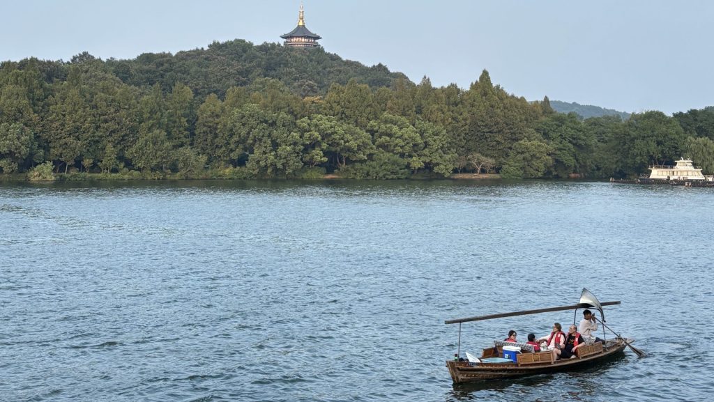 雷峰塔+花港观鱼+西湖游船+灵隐飞来峰一日游