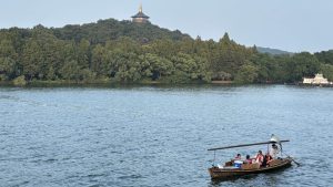 雷峰塔+花港观鱼+西湖游船+灵隐飞来峰一日游