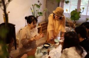 逃离喧嚣，陶醉于连绵茶田的青绿，龙坞小众定制体验